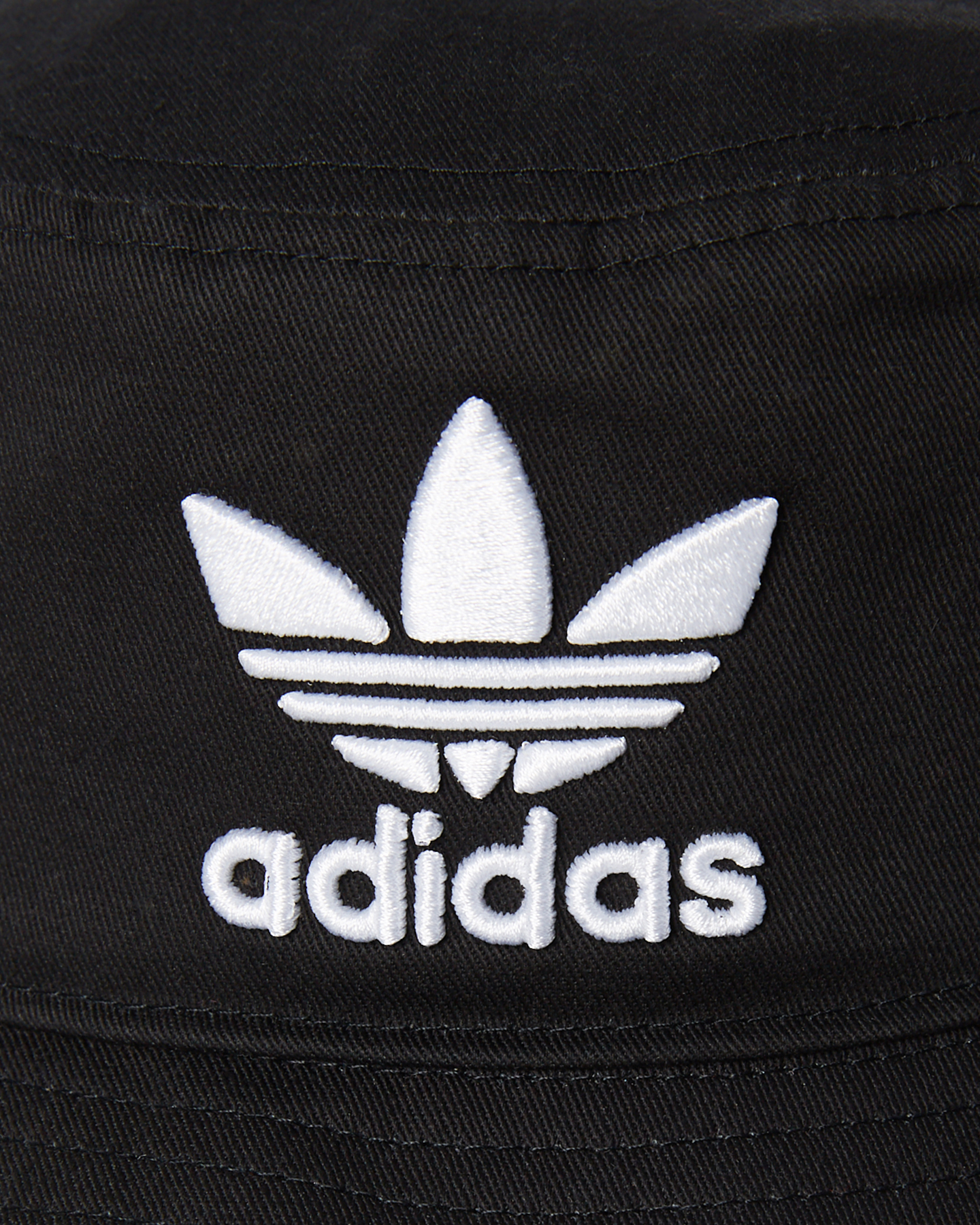 Adidas надпись